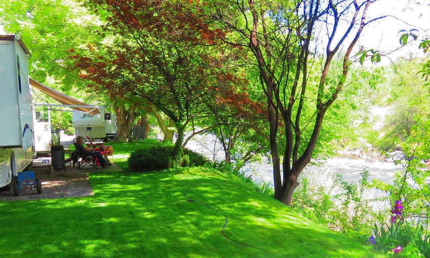 Campsite with picnic table at Riverside RV Park