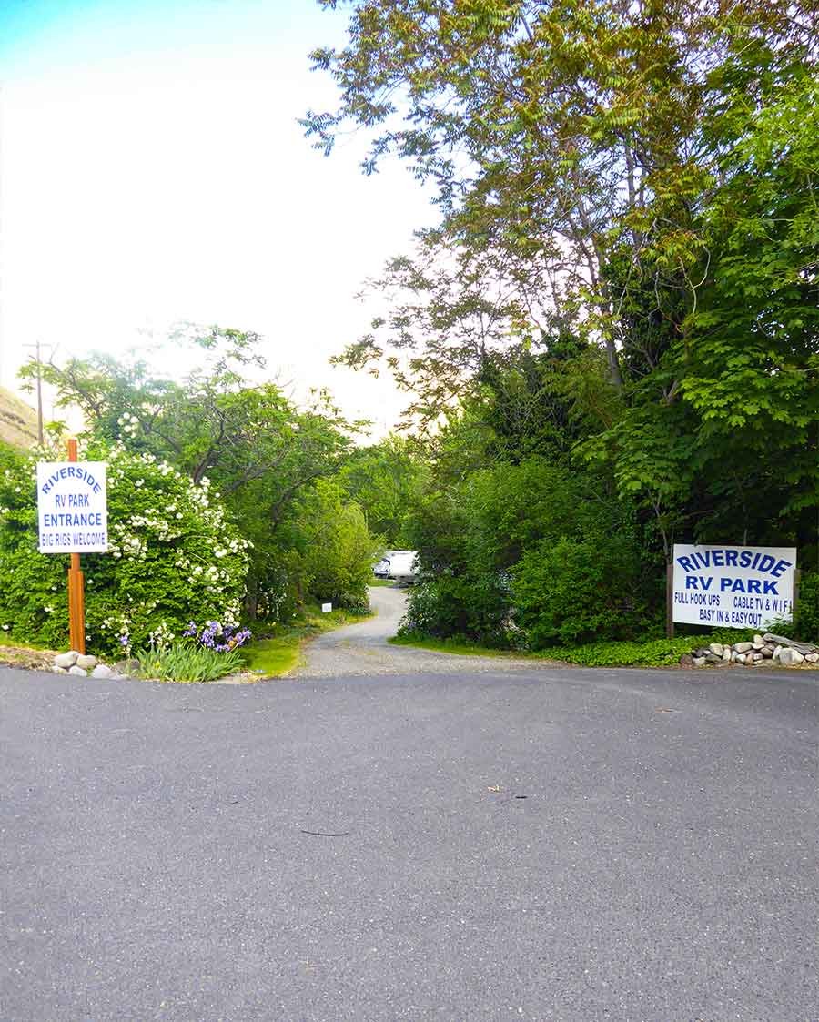 RV site with full hookups at Riverside RV Park